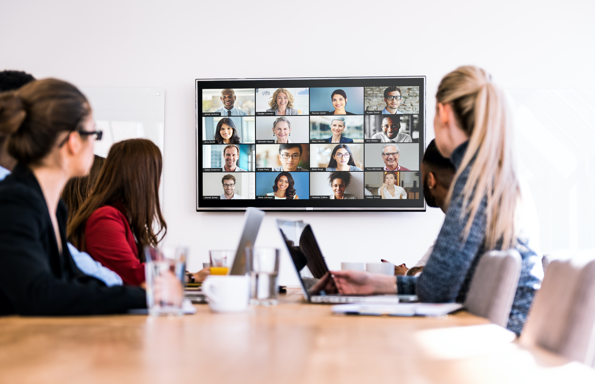 La-plateforme-de-communications-unifiees-de-zoom-affiche-jusqu-a-49-vignettes de profil sur le même écran.