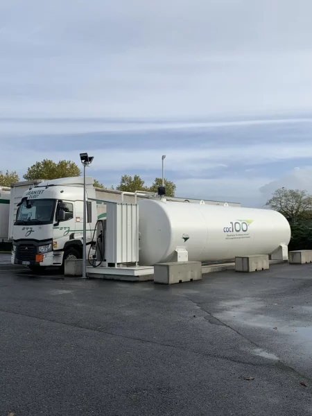 En plus du B100, COC fournit aussi des cuves et des systèmes de distribution et de filtration.       
© COC