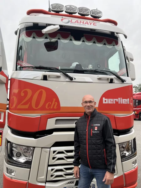 Didier Philouze, écoconducteur de l’année 2022, devant son camion pièce unique.
©  Lahaye