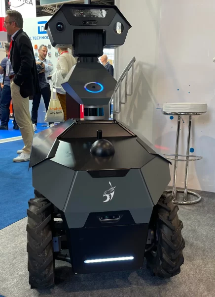 Le patrouilleur autonome GR100 de Running Brains Robotics surveille les extérieurs des entrepôts logistiques et industriels.
© Agence TCA