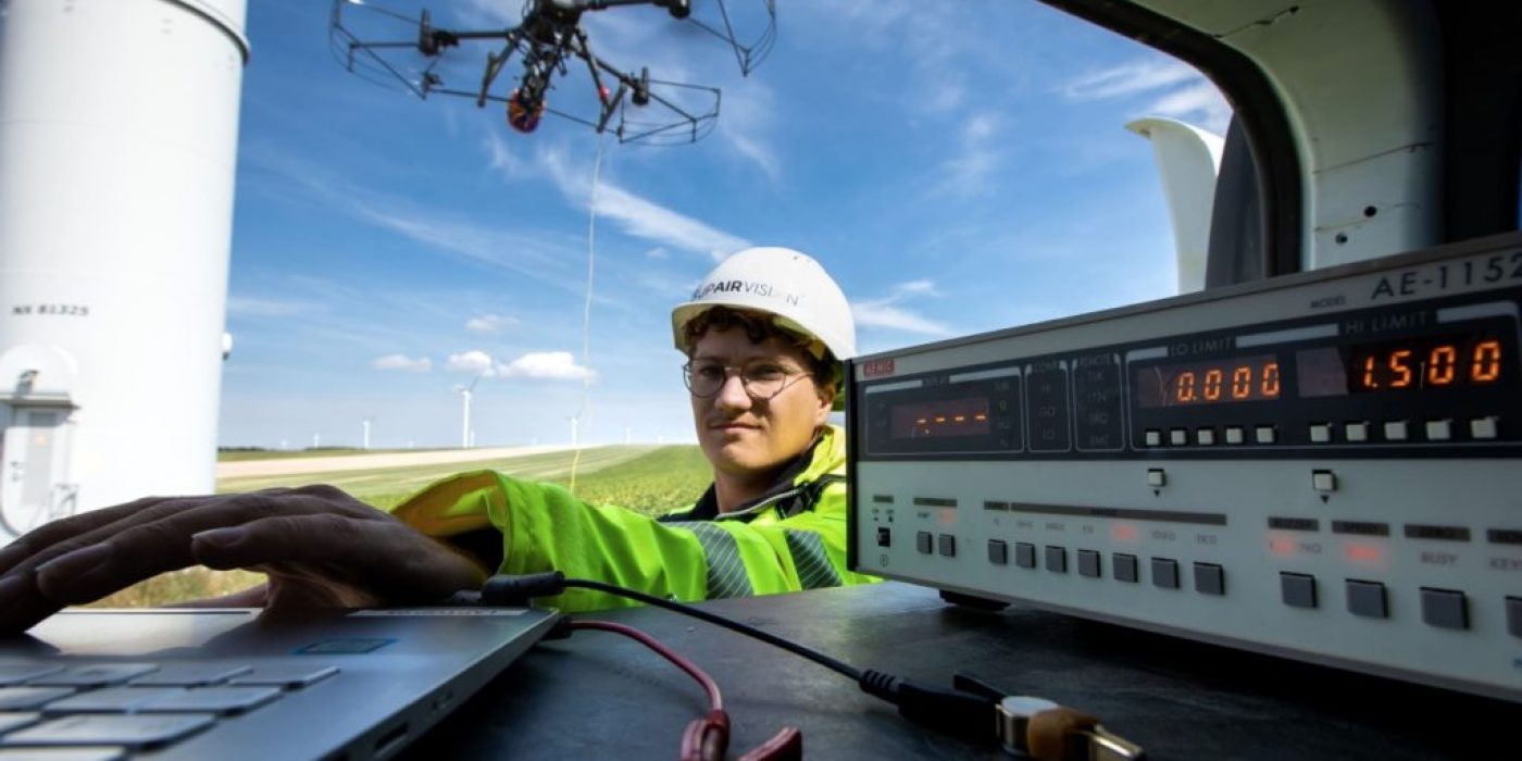 Ce drone a pour mission de réaliser l’inspection des chemins de foudre situés sur les pales des éoliennes.
© SupAirVision